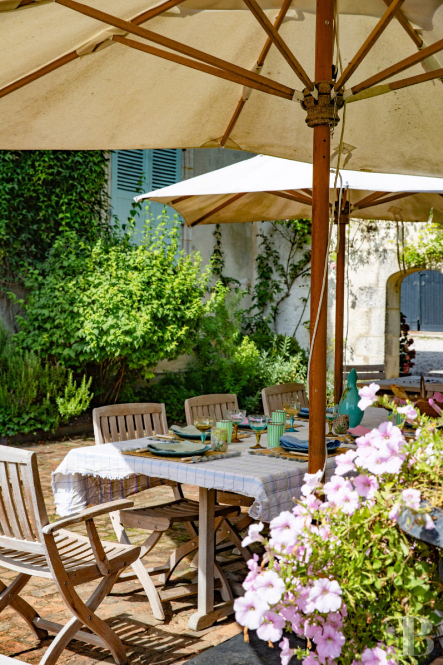 Dans le Perche, au nord-est de Bellême, une maison des 18e et 19e siècle au milieu de grands arbres  - photo  n°9